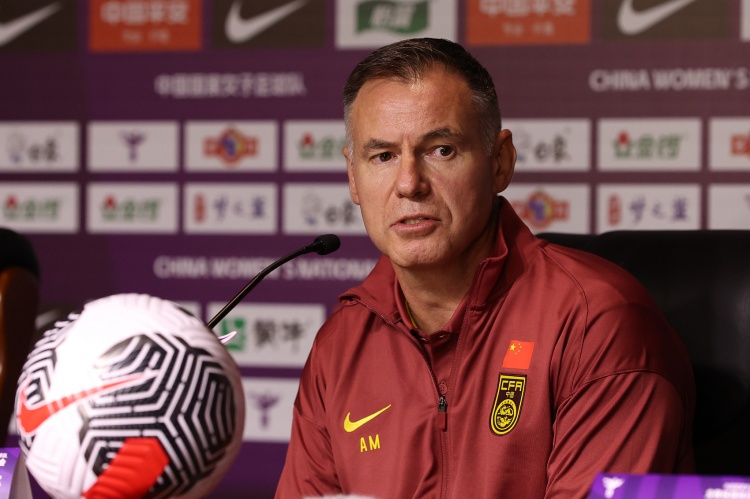 记者：感谢中国女足姑娘们的坚韧，但无法感谢这支球队的主教练
