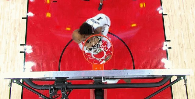 米兰体育-遭火箭野兽空中锁喉！字母哥：有时候我也会这样