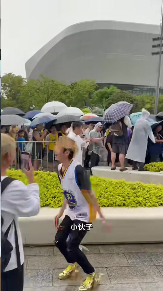 马健：詹姆斯中国行混入库里球迷 双方网上激烈对立&amp;线下一团和气